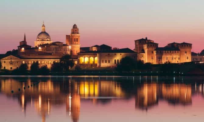 Vista panoramica serale di Mantova