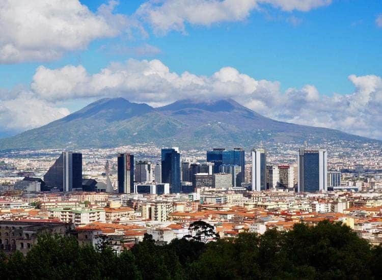 vista panoramica di Napoli con il Vesuvio